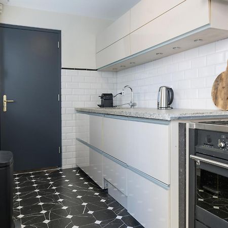 Petite Room With Wifi, Ac, And Shared Kitchen Тилбург Екстериор снимка