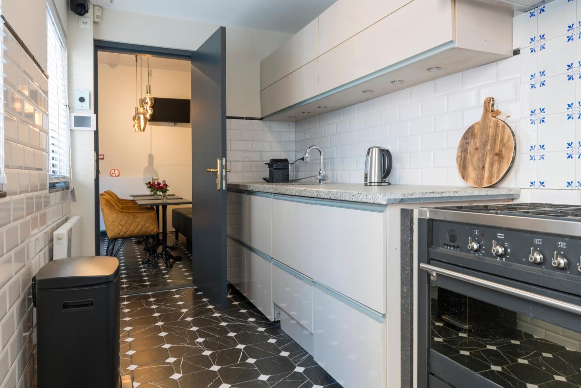 Petite Room With Wifi, Ac, And Shared Kitchen Тилбург Екстериор снимка