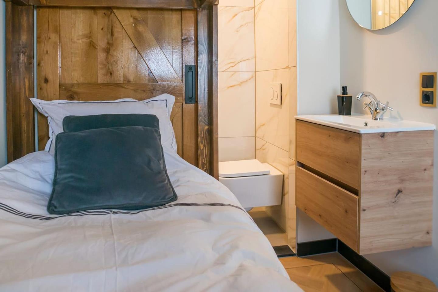 Petite Room With Wifi, Ac, And Shared Kitchen Тилбург Екстериор снимка
