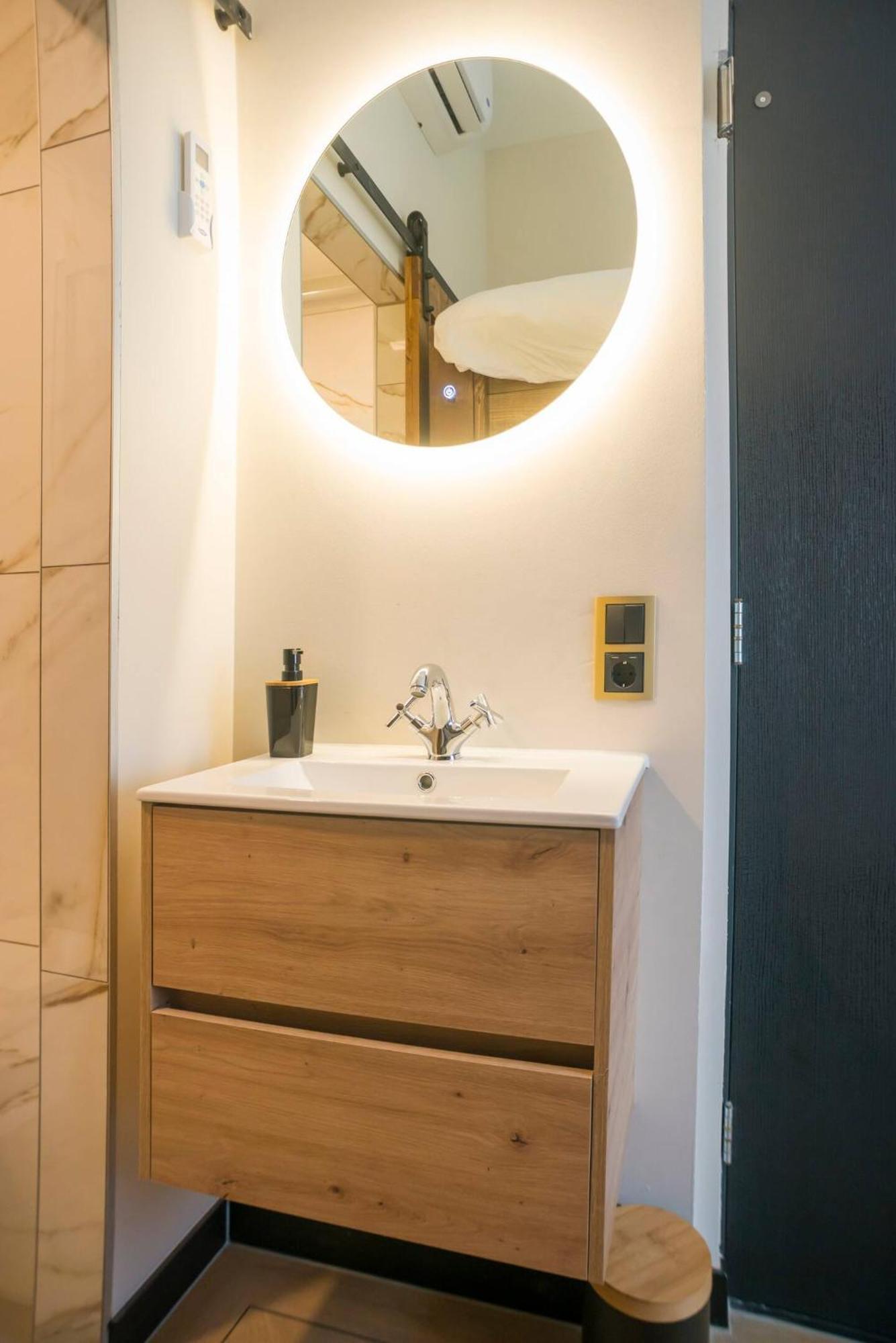 Petite Room With Wifi, Ac, And Shared Kitchen Тилбург Екстериор снимка