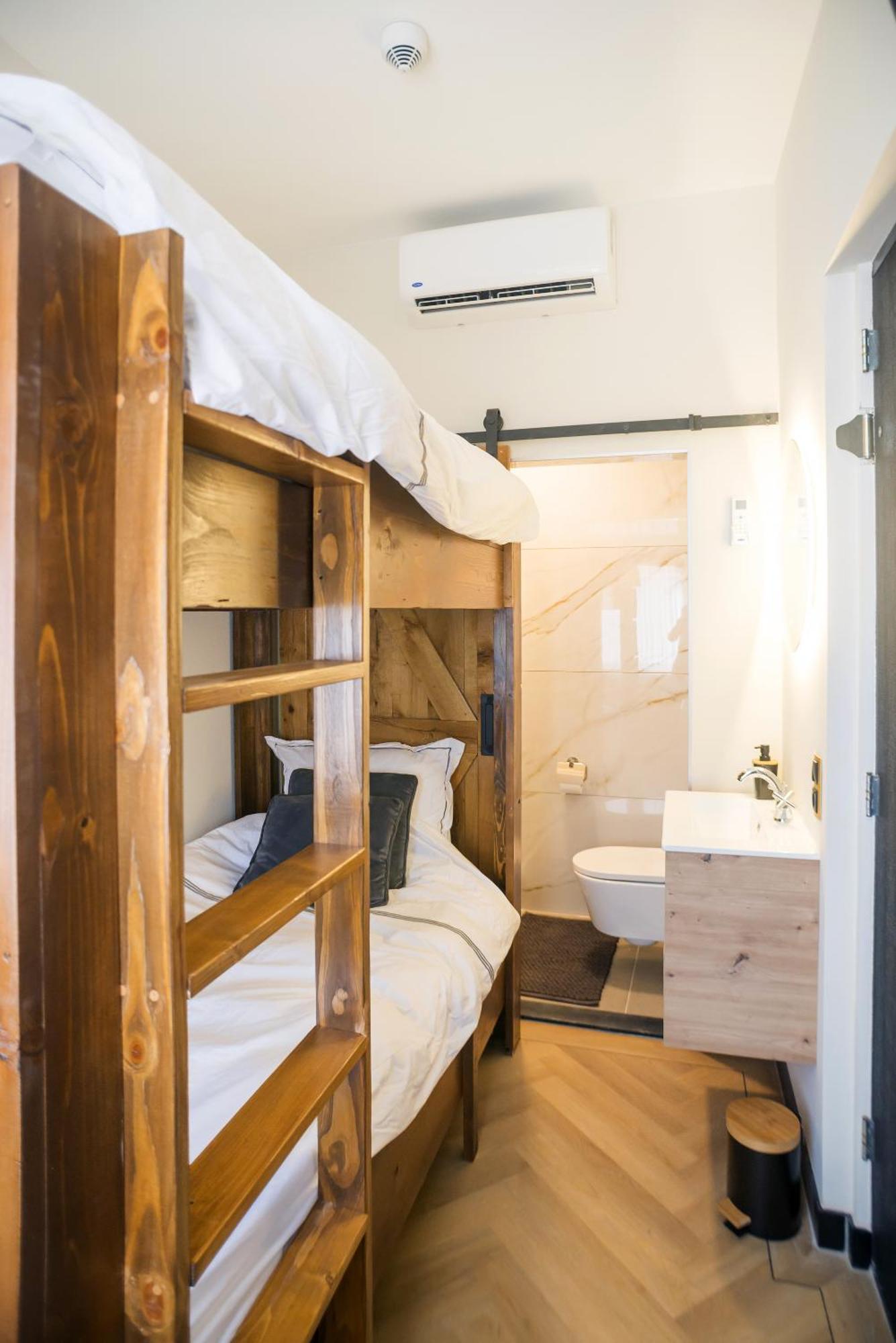 Petite Room With Wifi, Ac, And Shared Kitchen Тилбург Екстериор снимка