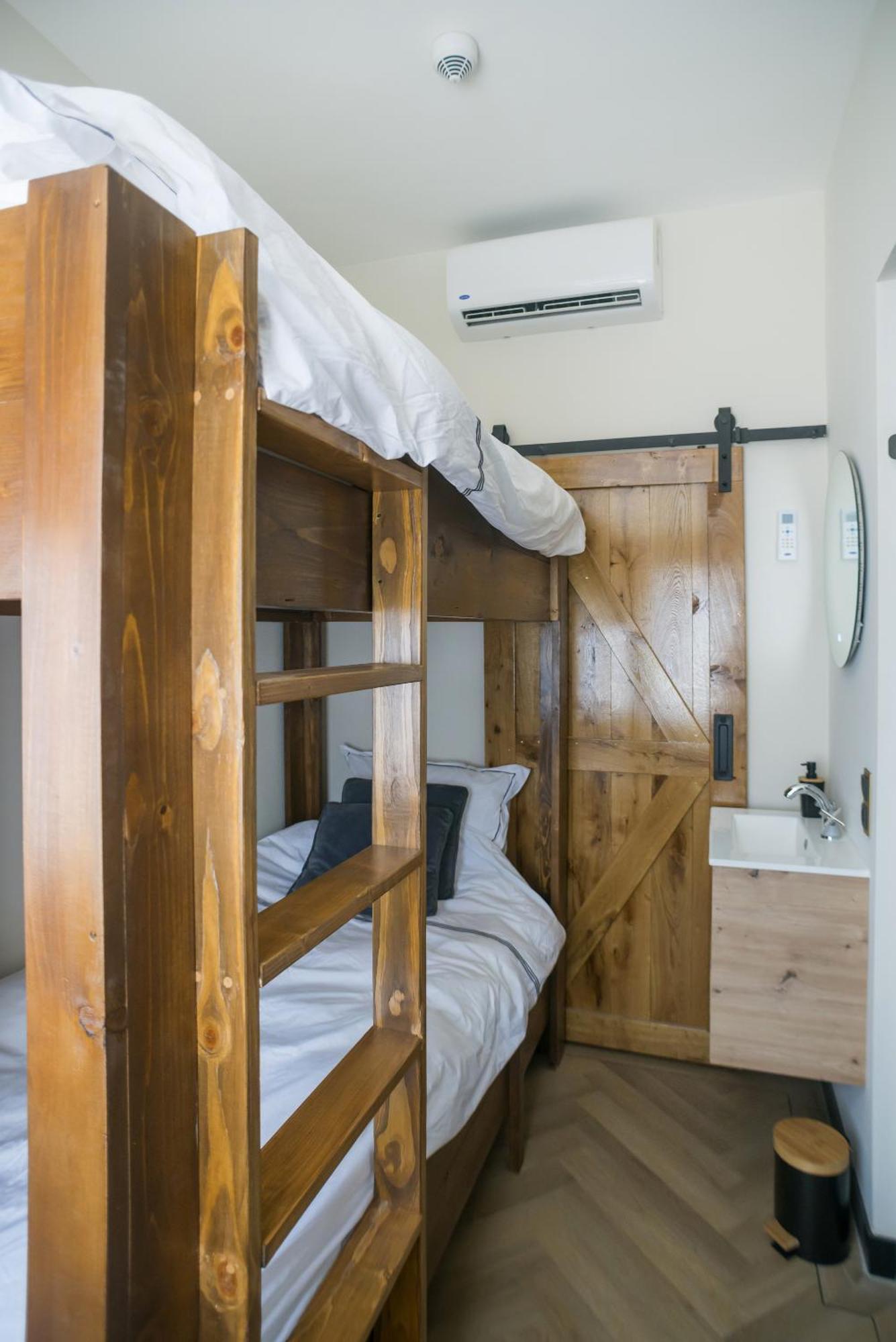 Petite Room With Wifi, Ac, And Shared Kitchen Тилбург Екстериор снимка