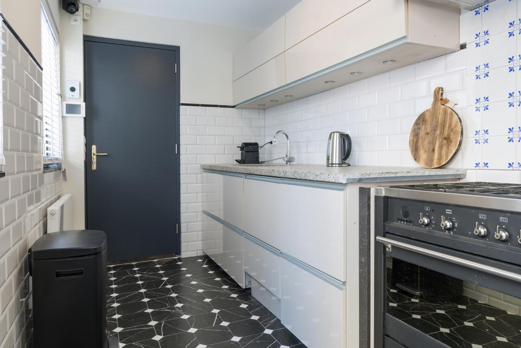 Petite Room With Wifi, Ac, And Shared Kitchen Тилбург Екстериор снимка
